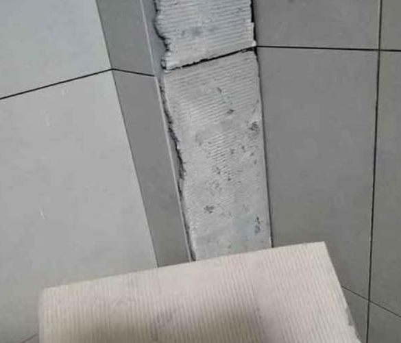 海港瓷砖空鼓维修公司分享下厨房瓷砖脱落的补救措施。